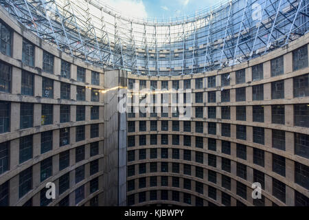 Ponte City inneren Zylinder. Ponte City ist ein bekannter Wolkenkratzer in der Hillbrow Nachbarschaft von Johannesburg. Stockfoto