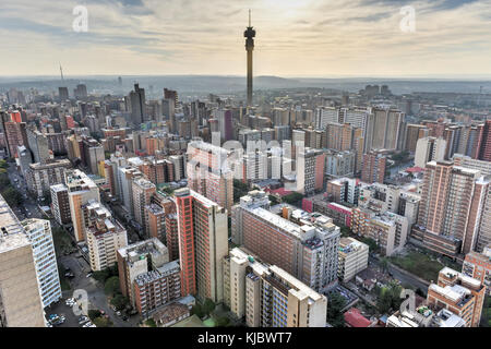 Die hillbrow Tower (Jg strijdom Turm) ist ein hoher Turm im Vorort hillbrow in Johannesburg, Südafrika. Stockfoto