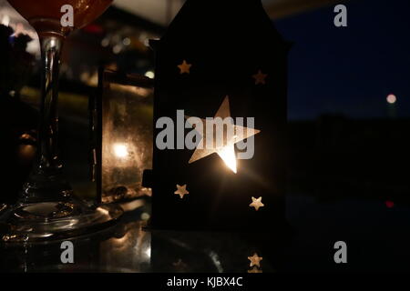 Eine Kerze-Laterne in einer Bar entlang des Flusses in Bangkok, Thailand. Stockfoto