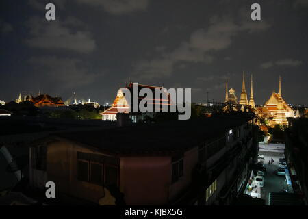 Eine Nacht Blick vom Wat Pho, den Tempel des Liegenden Buddha, und eine der wichtigsten Sehenswürdigkeiten in Rattanakosin Insel, Bangkok, Thailand. Stockfoto