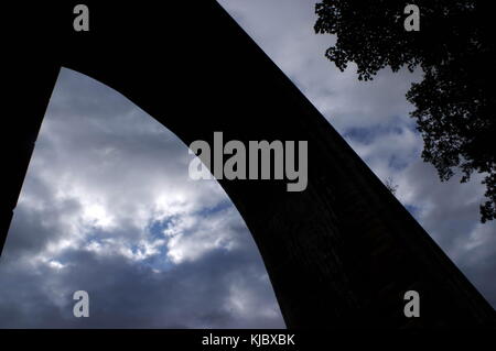 Ty Mawr Viadukt mit dunklen Wolken Stockfoto