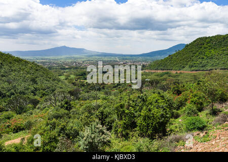 Blick auf das Rift Valley aus erhöhter Position mit Hügeln und Bergen im Hintergrund, Kenia, Ostafrika Stockfoto