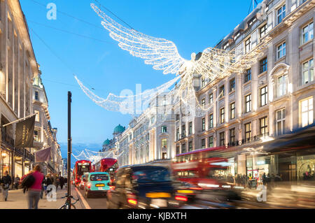 Weihnachtsbeleuchtung in der Dämmerung in der Regent Street, Soho, Westminster, London, England, Vereinigtes Königreich Stockfoto