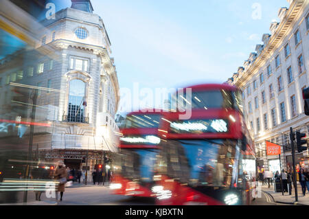 Weihnachtsbeleuchtung in der Dämmerung in der Regent Street, Soho, Westminster, London, England, Vereinigtes Königreich Stockfoto