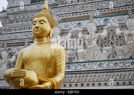 Eine goldene Statue Bouddha vor Wat Arun, dem Tempel der Morgenröte, Bangkok, Thailand. Stockfoto