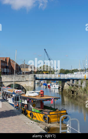 Stadt Kai und Brücke über den Fluss Stour, Sandwich, Kent, England, Vereinigtes Königreich Stockfoto