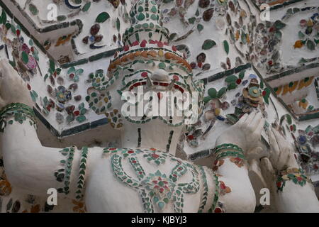 Die Statue eines chinesischen Soldaten aus Kacheln auf der Fassade Wat Arun, dem Tempel der Morgenröte in Bangkok, Thailand Stockfoto