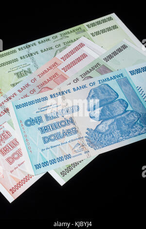 Hyperinflation - 100 Billionen Dollar Simbabwe Banknote von 2008. Größte Stückelung Rechnung gedruckt. Metapher für Hyper Inflation und die Wirtschaft Simbabwes Stockfoto