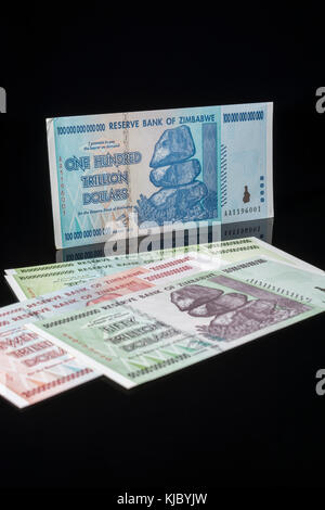 Hyperinflation - 100 Billionen Dollar Simbabwe Banknote von 2008. Größte Stückelung Rechnung gedruckt. Metapher für Hyper Inflation und die Wirtschaft Simbabwes Stockfoto