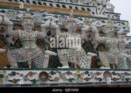 Chinesische Soldaten, die auf der Fassade Wat Arun, dem Tempel der Morgenröte am Ufer des Chao Phraya in Bangkok, restauriert und für die Öffentlichkeit im Jahr 2017 wiedereröffnet. Stockfoto