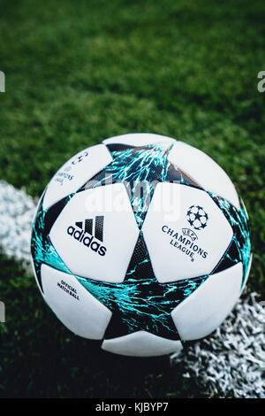 Offizielle UEFA Champions League Ball der Saison 2017 2018 Stockfotografie Alamy