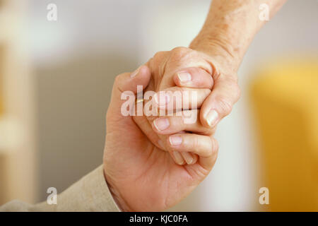 Nahaufnahme von Senior Paar Hände halten Stockfoto