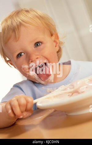 Porträt des Kleinkindes Essen Stockfoto