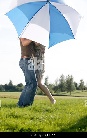 Paar unter Dach Stockfoto