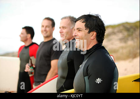 Männer am Strand mit Surfbrettern Stockfoto