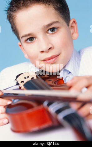 Jungen spielen Violine Stockfoto