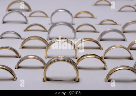 Eine Auswahl an Silber und Gold Ringe in Juwelier shop Stockfoto