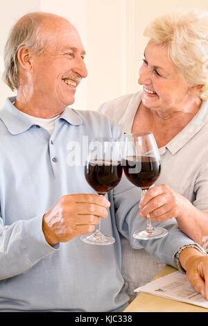 Toasten mit Rotwein Stockfoto