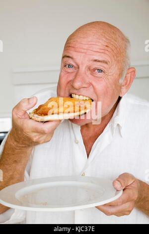 Portrait of man Eating Slice of Pizza Stockfoto