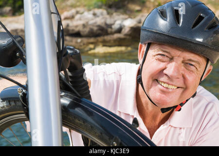 Mann, der auf dem Fahrrad arbeitet Stockfoto