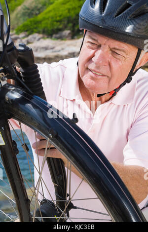 Mann, der auf dem Fahrrad arbeitet Stockfoto