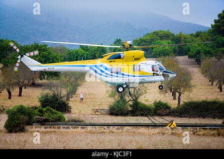 Hubschrauber Füllung Wasserbehälter, Cala Ratjada, Capdepera, Mallorca, Spanien Stockfoto