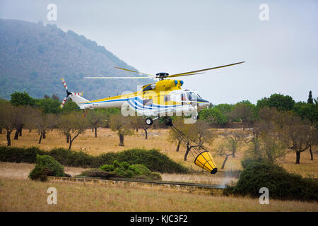 Hubschrauber Füllung Wasserbehälter, Cala Ratjada, Capdepera, Mallorca, Spanien Stockfoto