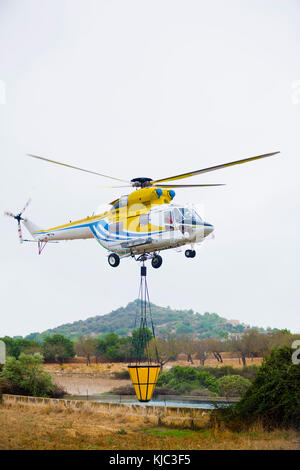 Hubschrauber Füllung Wasserbehälter, Cala Ratjada, Capdepera, Mallorca, Spanien Stockfoto