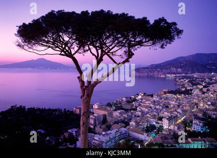 Bucht von Neapel mit MT. Vesuv im Hintergrund über Sorrent bei Dämmerung, Kampanien, Italien gesehen. Stockfoto