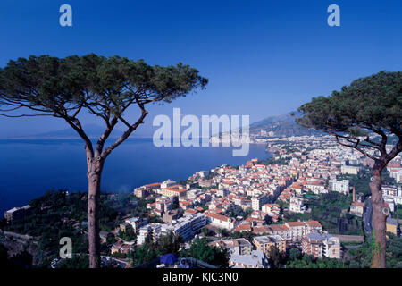 Erhöhten Blick auf Sorrent und den Golf von Neapel, Kampanien, Italien. Stockfoto