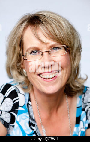 Porträt der Frau mit Brille Stockfoto