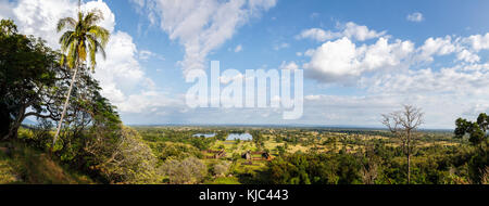 Panoramablick auf die Landschaft der Ruinen der Anbetung Pavillons und barays von Pre-längst vergangene angkorianische Khmer Hindu Tempel, Wat Phou, der Provinz Champasak, Süd Laos Stockfoto