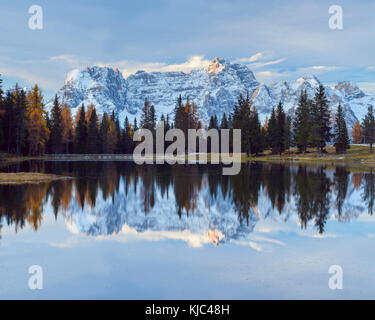 Morgenansicht der Sorapis-Gruppe, die sich im Antorno-See bei Misurina in Cadore, in den Ampezzo-Dolomiten, Italien, widerspiegelt Stockfoto