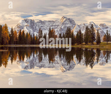 Morgenansicht der Sorapis-Gruppe, die sich im Antorno-See bei Misurina in Cadore, in den Ampezzo-Dolomiten, Italien, widerspiegelt Stockfoto