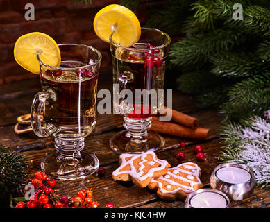 Weihnachten Lebkuchen mit paar Becher Dekoration Zitronenscheibe und Cookies. Stockfoto