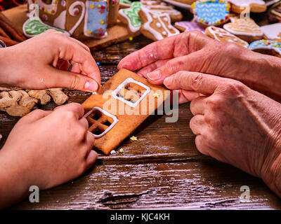 Hand Kochen Weihnachten Lebkuchen Haus. Stockfoto