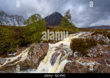 Wasserfall am Fluss Coupal und Bergkette Buachaille Etive Mor im Hintergrund bei Glen Coe in Schottland, Großbritannien Stockfoto