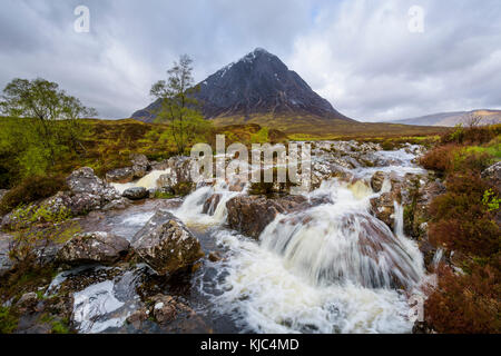 Wasserfall am Fluss Coupal und Bergkette Buachaille Etive Mor in Glen Coe in Schottland, Großbritannien Stockfoto