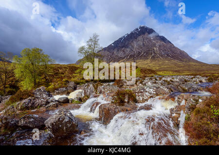 Wasserfall am Fluss Coupal und Bergkette Buachaille Etive Mor in Glen Coe in Schottland, Großbritannien Stockfoto