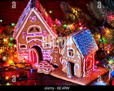 Lebkuchen Häuser mit christmas garland. Stockfoto