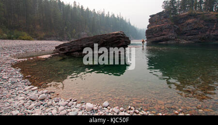 Fliegenfischen an der Mündung der Flachkopf- und spotted bear Flüsse in der Bob Marshall Wilderness Area im Jahr 2017 fallen Brände in Montana, Usa Stockfoto