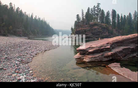 Fliegenfischen an der Mündung der Flachkopf- und spotted bear Flüsse in der Bob Marshall Wilderness Area im Jahr 2017 fallen Brände in Montana, Usa Stockfoto