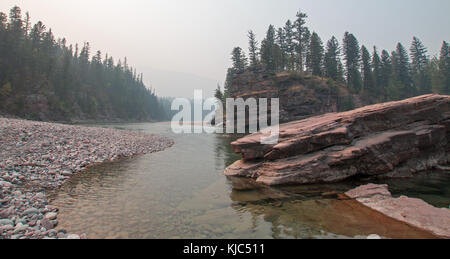 Fliegenfischen an der Mündung der Flachkopf- und spotted bear Flüsse in der Bob Marshall Wilderness Area im Jahr 2017 fallen Brände in Montana, Usa Stockfoto