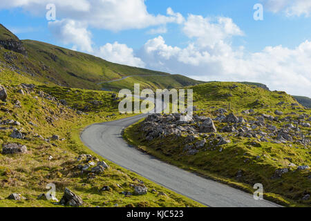 Kurvenreiche Küstenstraße und typisch schottische Landschaft auf der Isle of Skye in Schottland, Großbritannien Stockfoto