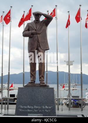 Öffentliche Statue von Mustafa Kemal Atatürk auf der Promenade in Marmaris, Türkei. Stockfoto