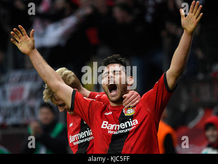 BayArena Stadion Leverkusen Deutschland, 28.10.2017, erste Bundesliga-Saison 2017/18 Spieltag 10, Bayer 04 Leverkusen gegen 1.FC Kšln (Köln) -- Julian Brandt (Leverkusen, links ) und Kevin Volland (LEV) feiern Stockfoto