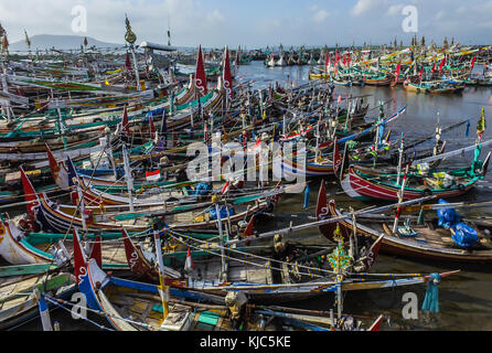 Traditionellen Fischerboot im Hafen muncar in banyuwangi. muncar ist einer der größten Fischereihafen in Südostasien und Indonesien. Stockfoto