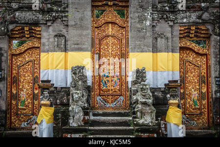 Traditionelle hinduistische Tempel Tor in Bali. Stockfoto