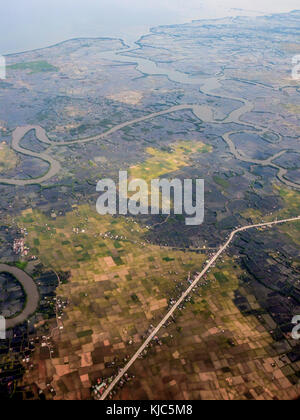 Überfluteten Reisfeld während der Regenzeit in rammang rammang Maros in der Nähe von makassar - Süd Sulawesi - Indonesien. Stockfoto