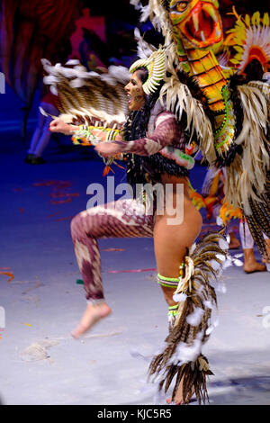 Kostümierte Tänzerin beim Boi Bumba Festival in Parintins, Amazonas Staat, Brasilien, Südamerika Stockfoto